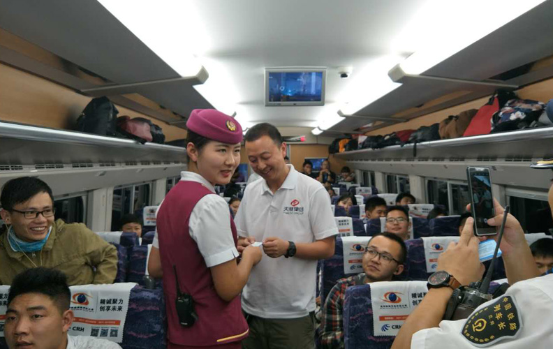 美麗的高鐵乘務員主動與天度集團行政總監(jiān)進行合影