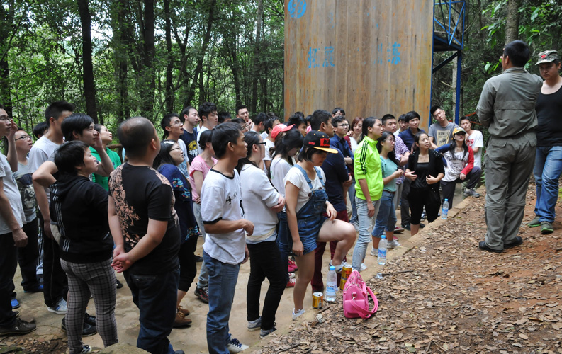 2014年8月16日天度集團(tuán)組織部分員工進(jìn)行團(tuán)隊(duì)拓展，在最后環(huán)節(jié)的“畢業(yè)墻”活動中，大家收獲很大，體會到了團(tuán)隊(duì)力量的偉大和團(tuán)隊(duì)協(xié)作精神的重要性。