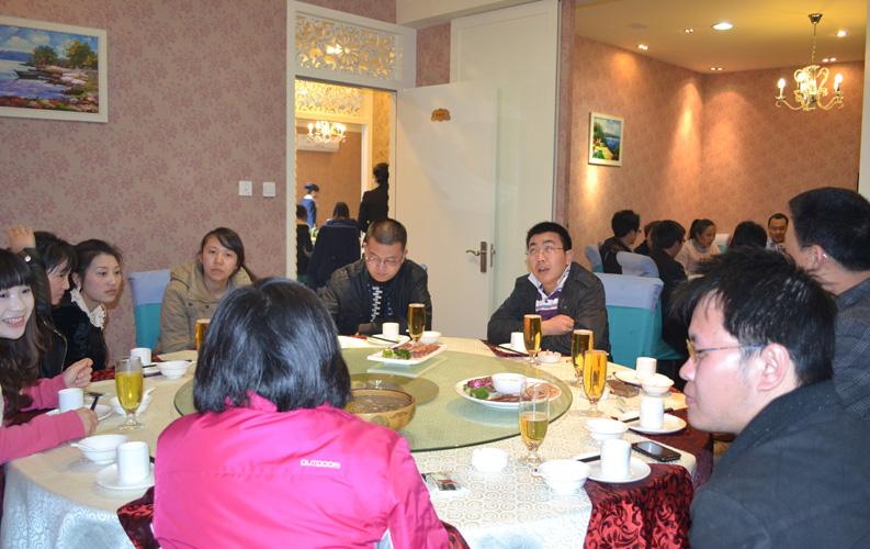 在2013年新年來臨之際，昆明天度網(wǎng)絡公司組織全體員工聚餐和溫莎K歌。在2012年里，天度順利完成了集團整合和辦公室擴充搬遷，并獲得了客戶和業(yè)界的廣泛認可；在新的一年里，天度人將把握機遇、再接再礪，努力完善售后服務和強化服務品質，力爭在2013年內客戶總數(shù)突破5000家，為打造云南網(wǎng)絡營銷而努力。