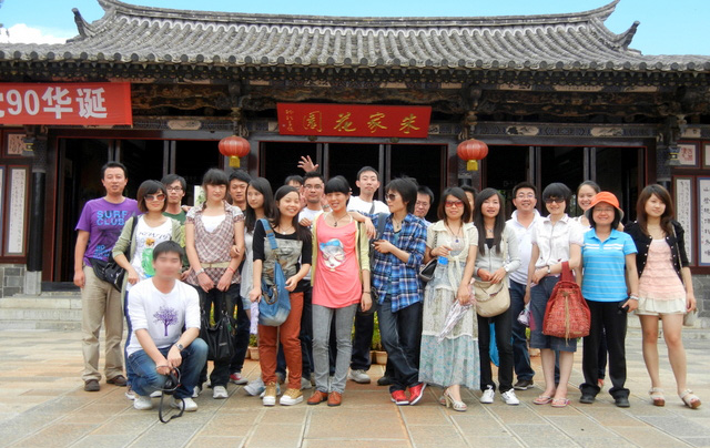 由于天度公司技術(shù)部和商務(wù)部同事在2011年9月份業(yè)績表現(xiàn)突出，并且獲得客戶一致好評，公司于2011年9月17日委托旅游公司組織天度部分員工到建水（燕子洞、朱家花園等）兩日游。