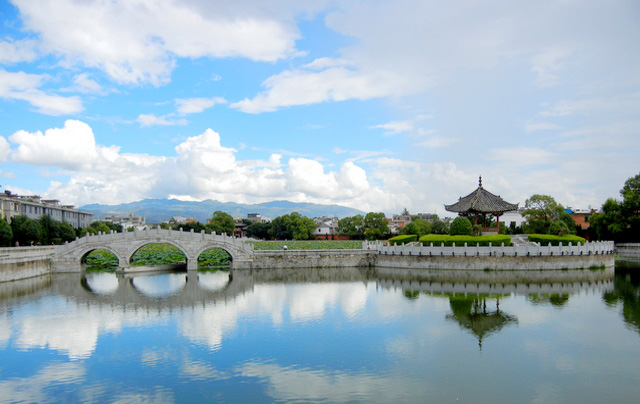 建水古稱臨安，亦名巴甸，是一座歷史文化名城，距離昆明以南220公里處。建水城最早是南詔時(shí)修筑的土城，明洪武二十年（1387年）擴(kuò)建為磚城。城周六里三、城墻高二丈五尺，四門有城樓，樓為三層，各高四丈，非常壯觀。 建水人文鼎盛，在元代就始建廟學(xué)，明洪武年間建臨安府學(xué)，萬歷年間建立建水州儒學(xué)。