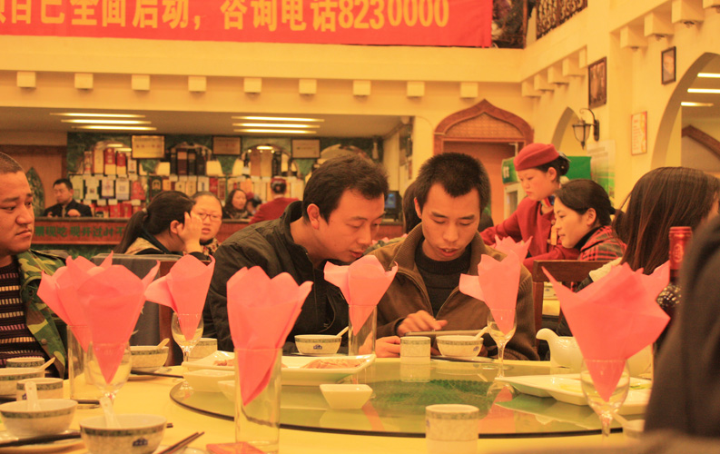 2010年12日1日，公司為行政部陸經(jīng)理在內(nèi)的同事舉辦了生日聚餐和K歌等活動，天度一直堅持每位員工舉行生日祝福活動，同時公司每月舉行活動、各部門每周組織活動，就像一個大家庭，我們倡導(dǎo)快樂生活、快樂工作的模式，讓每位天度人都能感受到家的溫暖