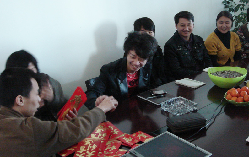 2008年是昆明天度網(wǎng)絡(luò)公司豐碩累累的一年，在眾多天度人的齊心協(xié)力下，我們堅持自己的專業(yè)原則、堅持品質(zhì)創(chuàng)造價值，并獲得了良好的市場業(yè)績。目前公司已經(jīng)完成新一輪的辦公室裝修，在2009年天度將繼續(xù)堅持走專業(yè)、專業(yè)的服務(wù)路線，并將擴建原有商務(wù)部、組建新的電子商務(wù)運營部，從而為客戶提供更有價值的服務(wù)。