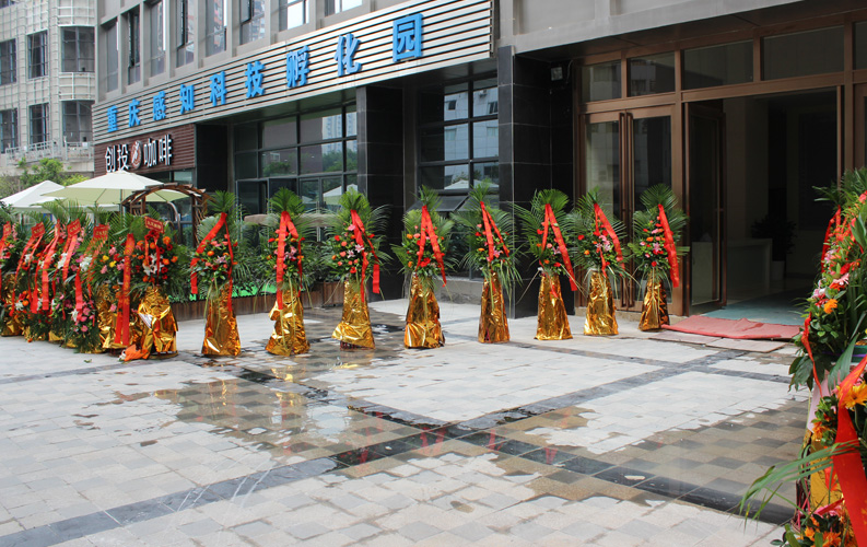 重慶天度網(wǎng)絡(luò)信息技術(shù)有限公司于2015年7月10日盛大開(kāi)業(yè)，同日，云南天度集團(tuán)與重慶仙桃數(shù)據(jù)谷正式簽訂《投資協(xié)議》，天度將投資在重慶市渝北區(qū)建立200-300人的技術(shù)研發(fā)基地，公司位于重慶市渝北區(qū)黃龍路28號(hào)朗俊中心3棟5樓（整層），服務(wù)熱線：023-6796 7888