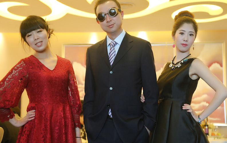 盛裝出席的天度人，連平時(shí)內(nèi)向的女程序猿也換上禮服、踩上了高跟鞋