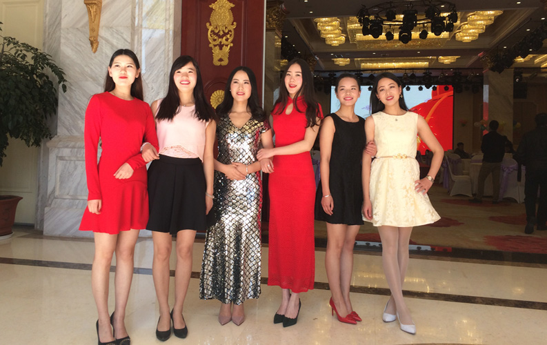 天度同事們都盛裝出席了本次內(nèi)部表彰大會，女同事們也打扮得美美的自愿承當(dāng)禮儀小姐，按照12年來的傳統(tǒng)，天度集團(tuán)的內(nèi)部年會及表彰大會均為員工及員工家屬參加，并未邀請領(lǐng)導(dǎo)、客戶等外部嘉賓參加，這是屬于我們自己的年度盛宴，大家可以盡情HAPPY！