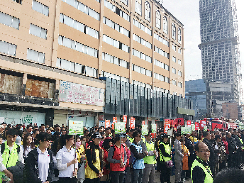 2017年3月5日，是我國第54個學(xué)雷鋒紀(jì)念日。3月份的春天萬物復(fù)蘇，百花齊放。陽光透過淡薄的云層照耀著大地，它的萬道金光愉快地普照著萬物。春風(fēng)拂面,是那么清柔,那么親切,就像是雷鋒的精神一直溫暖著、鼓舞著我們!