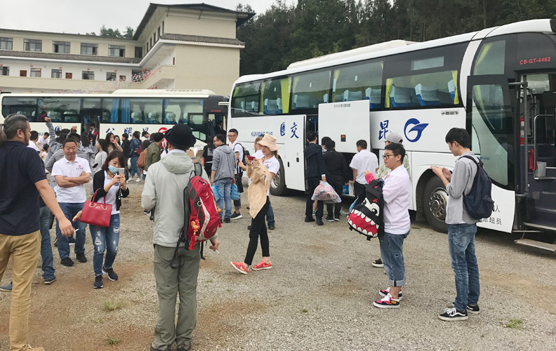 效率高、出色、快捷——是天度人一貫的作風。在過去的工作中，前端組和設(shè)計組犧牲了周末休息的時間加班；程序的小伙伴夜以繼日溝通需求；商務(wù)部的精英不斷拓展新客戶。在全體天度人的努力拼搏下，8月業(yè)績突出！領(lǐng)導層商議決定9月前往龍潤大龍?zhí)缎蓍e生態(tài)園進行休閑度假活動。一下車，清爽的微風拂面而來，小伙伴們精神抖擻，向活動場地出發(fā)