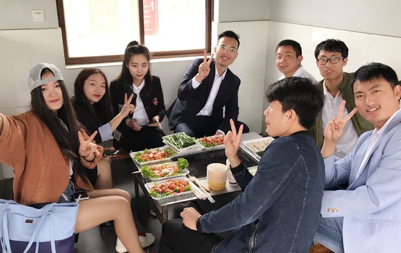 自由活動時間結(jié)束后是大家期盼已久的燒烤大餐！雞翅、雞尖、青瓜、豆腐、牛肉、五花肉、韭菜、洋芋……等葷素搭配，營養(yǎng)均衡！