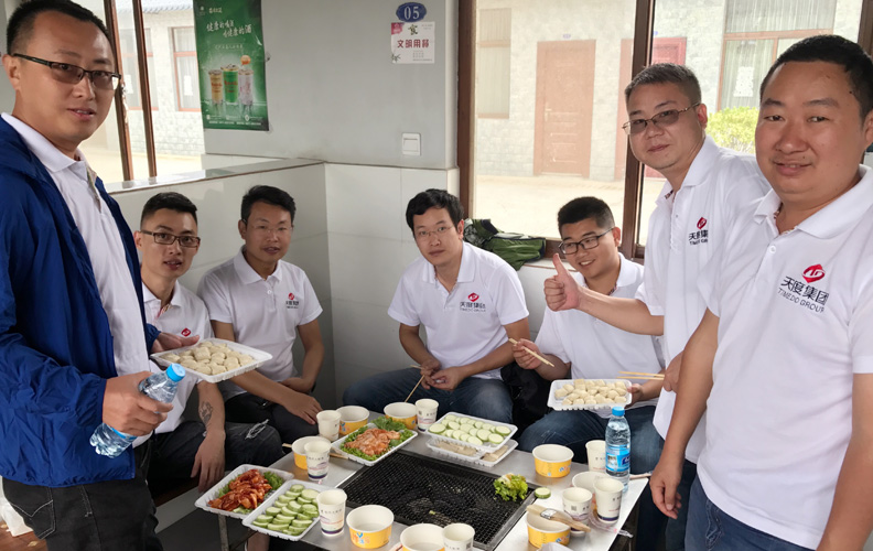 每一次的相聚都體現(xiàn)著團結(jié)、友誼。隊友們不分彼此，共同分享著自己的成果！