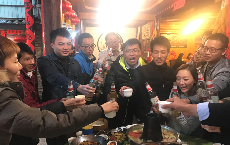 這是釋下重負之后的輕松，是擺脫一切羈絆后的自在。