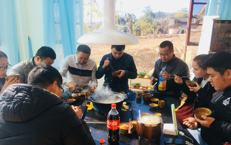 拍照留影后品嘗麗江特色土雞火塘火鍋，火塘正中翻滾中濃厚、香醇的雞湯，外圍是玉米、土豆等粗糧燒烤，一溫、一熱，相得益彰！