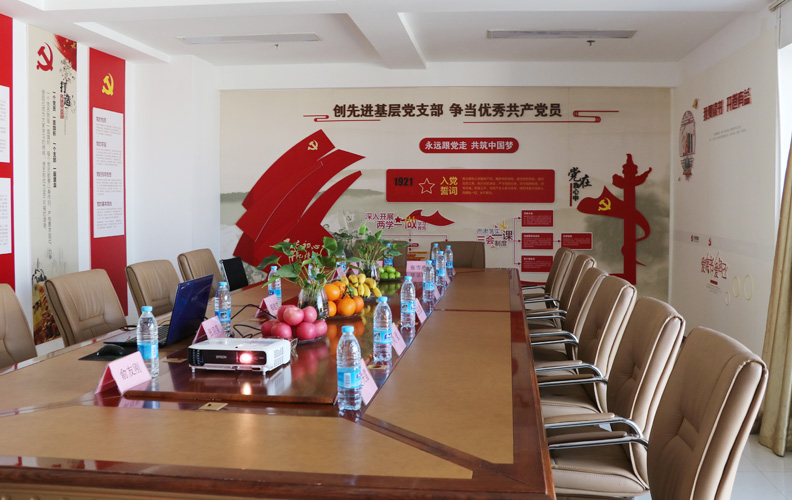天度集團黨支部著力加強黨員愛崗敬業(yè)教育，積極引導黨員轉(zhuǎn)變觀念，立足本職崗位，發(fā)揮自我潛能，創(chuàng)造更多財富。同時，大力選撥和培養(yǎng)后備人才，努力促進黨建工作的深入開展，進一步增強黨對公司的影響力。