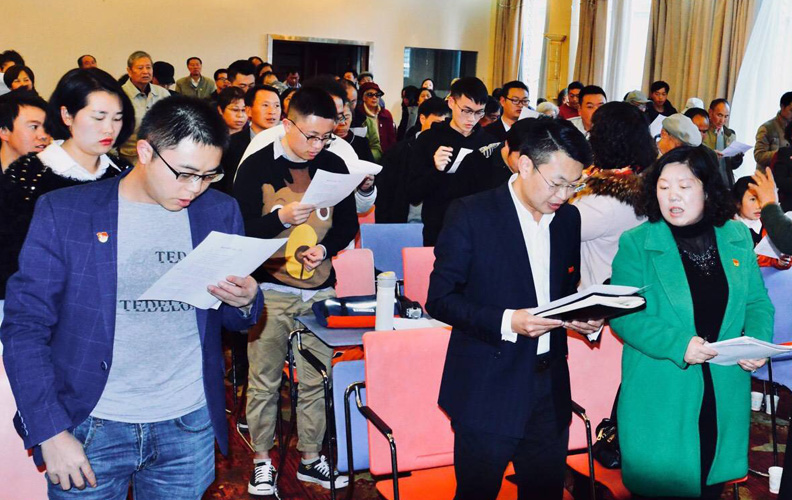 把握關鍵，抓好書記隊伍建設。企業(yè)黨支部書記是企業(yè)黨委的核心，是貫徹落實黨的路線方針政策和上級黨委各項決定和指示的責任人。企業(yè)黨支部書記的素質(zhì)、能力、工作方法、工作作風以及人格魅力等因素，直接影響企業(yè)黨組織政治核心作用的發(fā)揮，也關系到企業(yè)是否健康、和諧、持續(xù)發(fā)展。今年，公司黨支部積極配合上級組織部門做好培訓工作，選派人員參加了多次培訓。