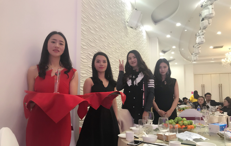 年會(huì)現(xiàn)場(chǎng)的司儀們也由集團(tuán)內(nèi)部選出，換上禮服之后，個(gè)個(gè)神態(tài)從容不迫，舉止文雅大方。