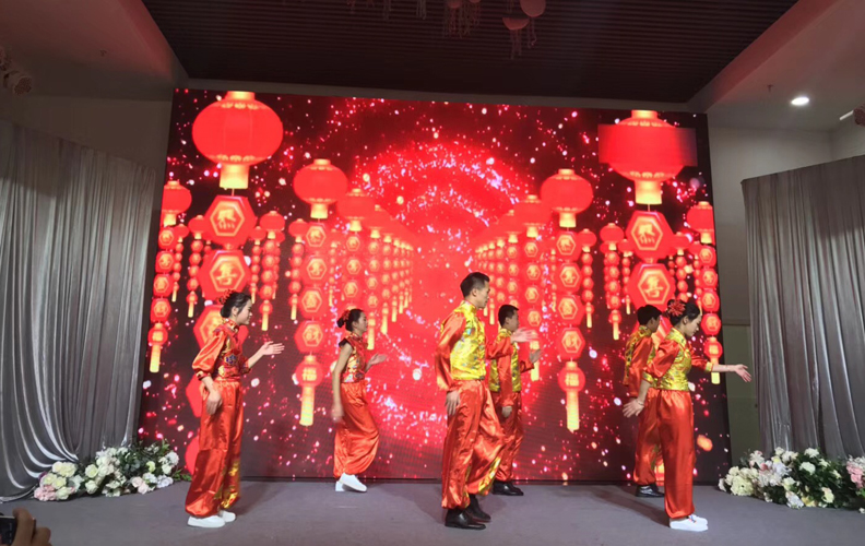 接下來由集團(tuán)內(nèi)部員工為天度家人們呈現(xiàn)各類精彩紛呈的表演，這也是天度的小伙伴們?cè)诠ぷ髦啵闀r(shí)間排練的成果。