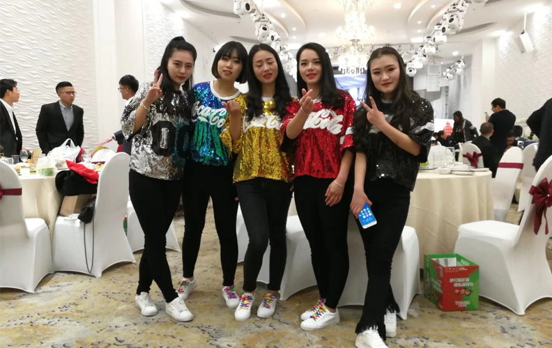 至此年會(huì)結(jié)束，為2017畫上了一個(gè)句號(hào)。2018年，未來，天度集團(tuán)還將繼續(xù)保持對(duì)互聯(lián)網(wǎng)行業(yè)的熱愛以及專業(yè)，不斷自我進(jìn)化，持續(xù)前進(jìn)，努力成為、的互聯(lián)網(wǎng)公司，所有天度人將依然并肩同行，燃燒天度人的熱情！
