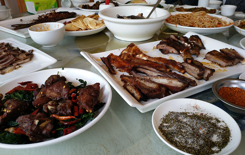 上午11點(diǎn)整，小伙伴們準(zhǔn)時(shí)到達(dá)目的地。隨著菜肴入席，整個(gè)現(xiàn)場(chǎng)頓時(shí)沸騰起來(lái)。