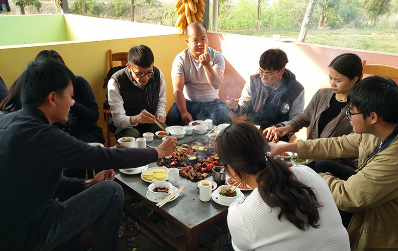 又因椒鹽辣醬的增色，和不停的反動(dòng)，均勻的受熱，使食物變得更加入味