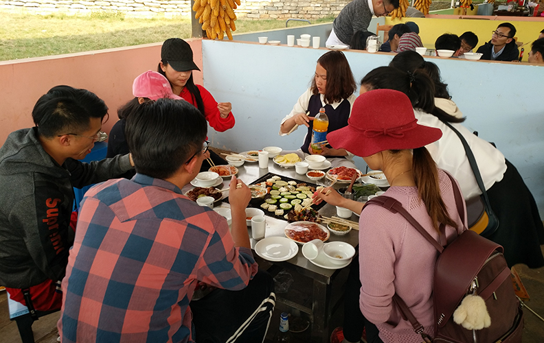 燒烤伴著啤酒，歡聲笑語(yǔ)隨著縷縷炊煙縈繞在空中，吃著自己親手烤制出的美食，暢聊著自己在工作和生活中遇到的各種趣事，其樂(lè)融融！整個(gè)活動(dòng)氣氛非常熱烈
