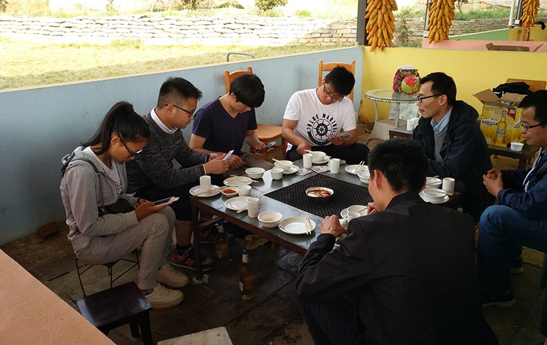 這次燒烤活動(dòng)的組織，增進(jìn)了各位員工之間的感情，增加了公司的凝聚力和向心力，讓我們共同努力為天度的明天開(kāi)創(chuàng)一幅美好的藍(lán)圖！